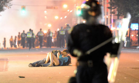 Vancouver-riot-kiss-coupl-007.jpg