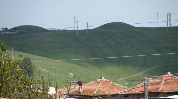 dvete-mogili.png