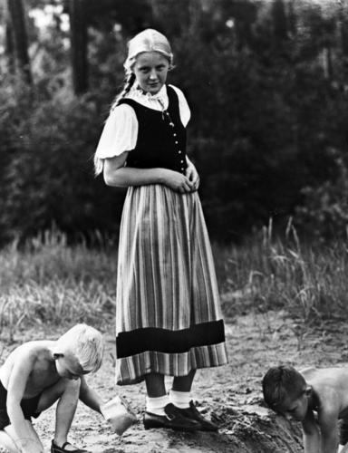 Bundesarchiv_Bild_119-5592-12A,_Mädchen_mit_spielenden_Kindern.jpg