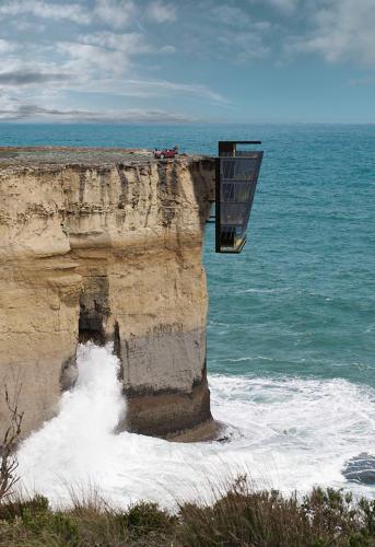 slide-s-2-this-death-defying-vacation-home-dangles.jpg