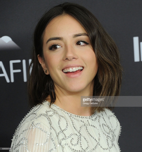 actress-chloe-bennet-arrives-at-the-2016-instyle-and-warner-bros-73rd-picture-id505004140